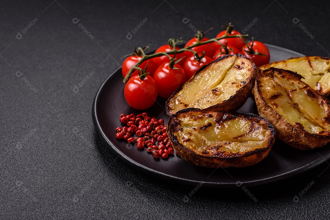 Deliciosas metades de batata com casca assadas na grelha com sal, especiarias e ervas
