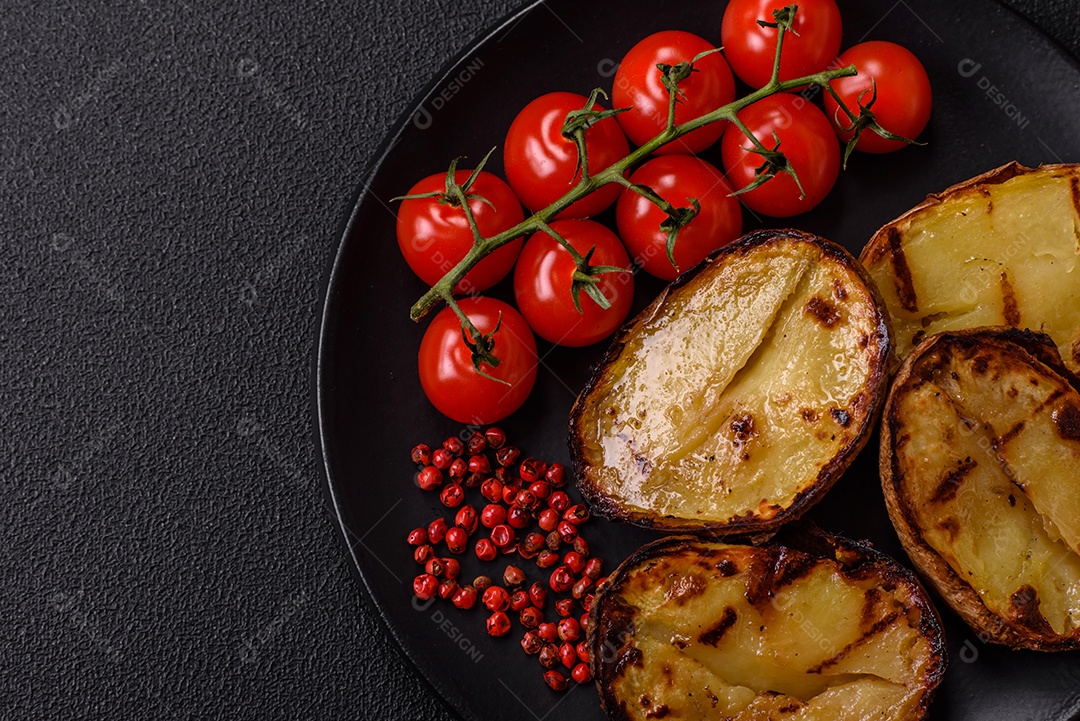 Deliciosas metades de batata com casca assadas na grelha com sal, especiarias e ervas