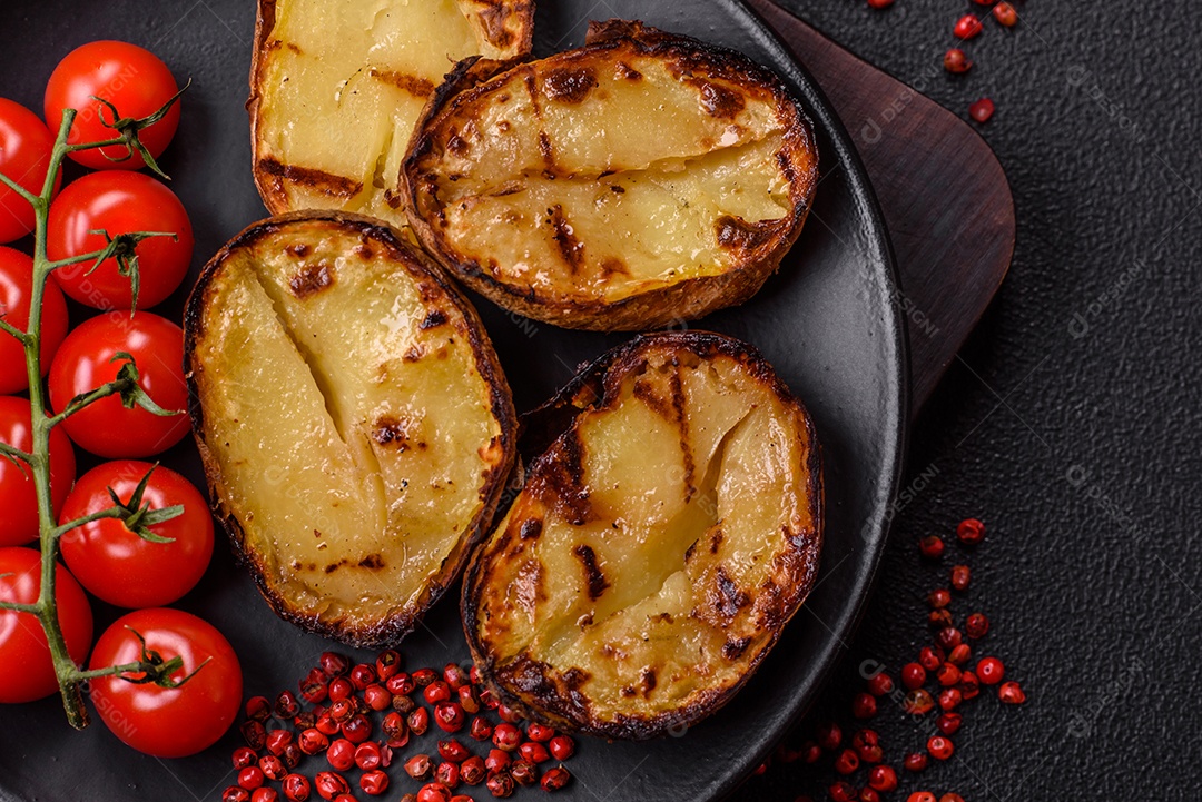 Deliciosas metades de batata com casca assadas na grelha com sal, especiarias e ervas