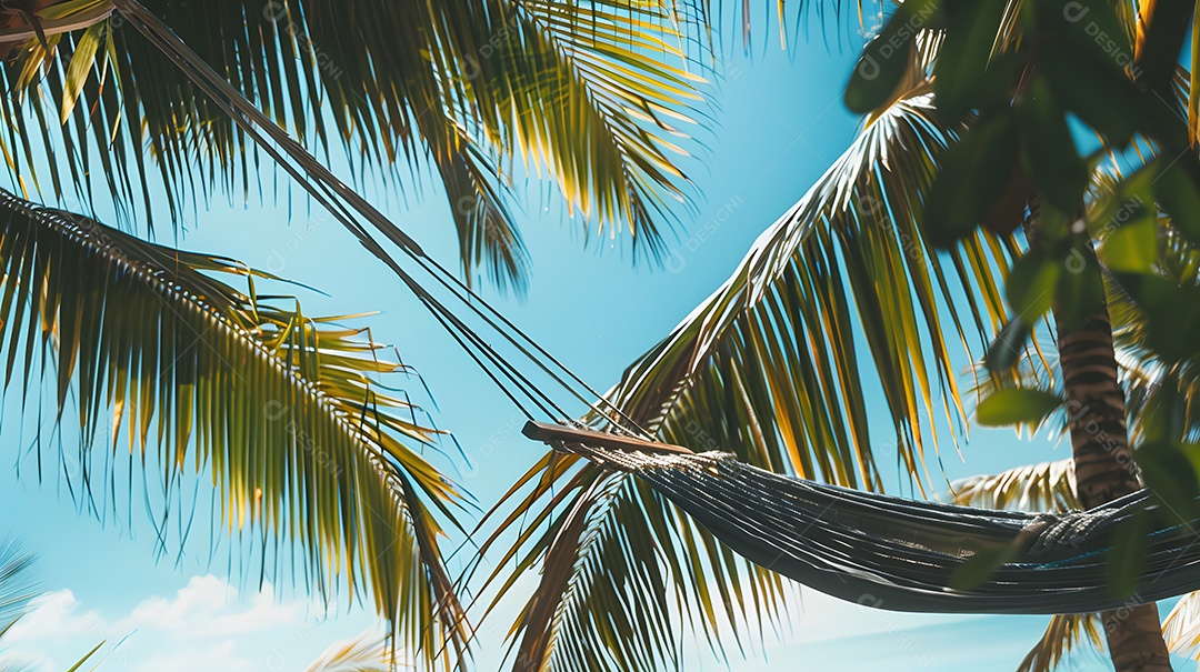 Rede sob uma copa de palmeiras com vista para o mar