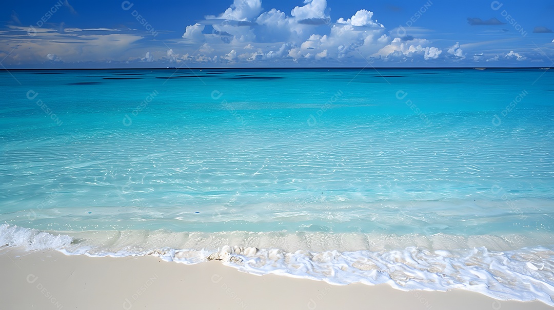 Praia ensolarada com águas cristalinas azul turquesa