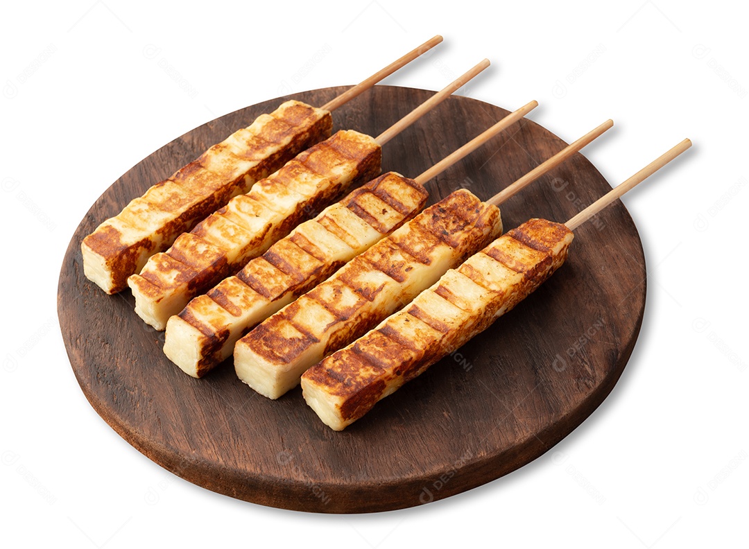 Tábua de madeira com espeto de queijo grelhado