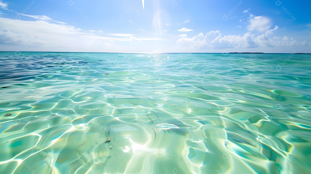 Águas cristalinas brilhando sob os raios do sol