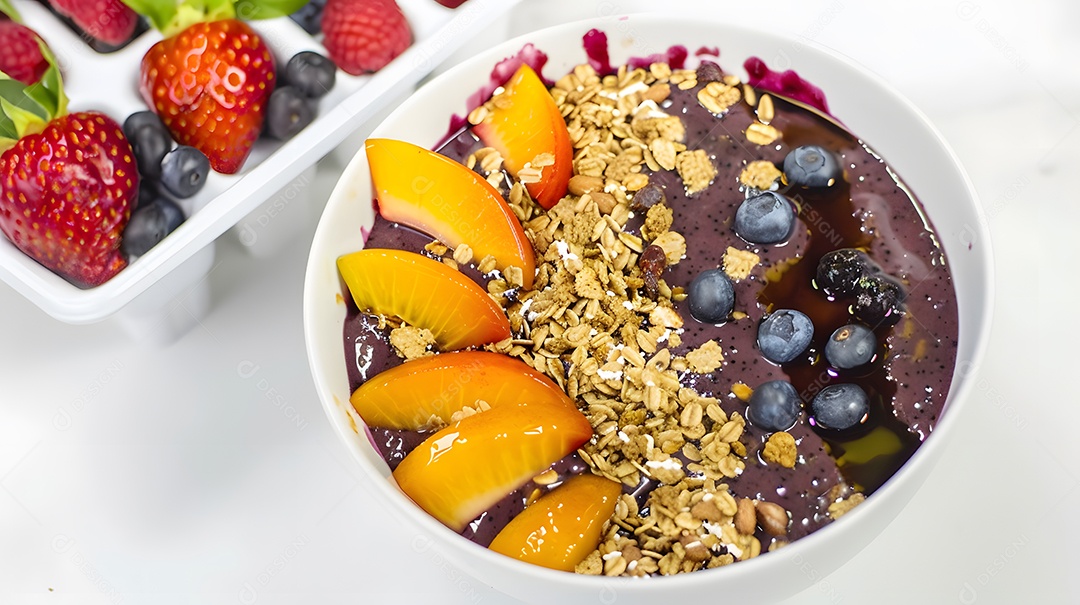 Tigela de açaí coberta com frutas frescas e granola