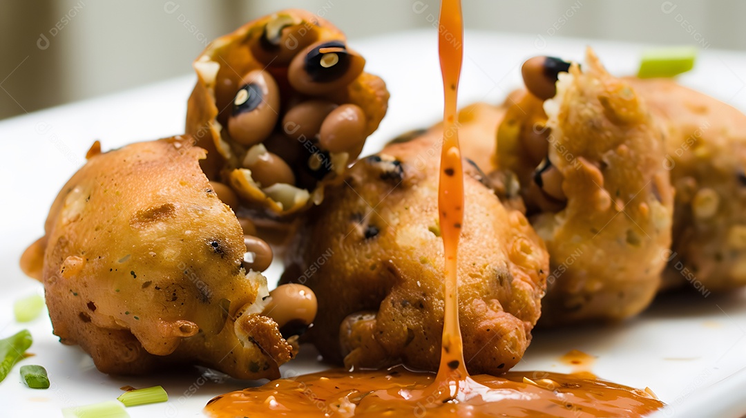 Acarajé bolinho frito de feijão fradinho recheado com camarão e molho picante