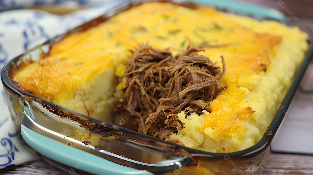 Uma caçarola assada feita com purê de mandioca e carne desfiada