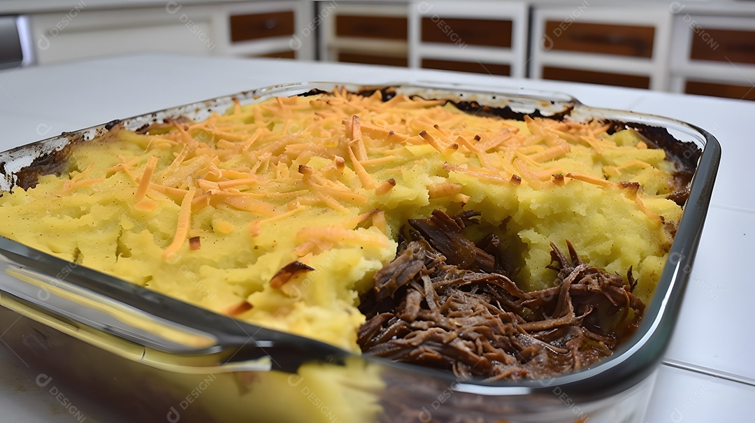 Escondidinho de carne caçarola assada feita com purê de mandioca e carne desfiada