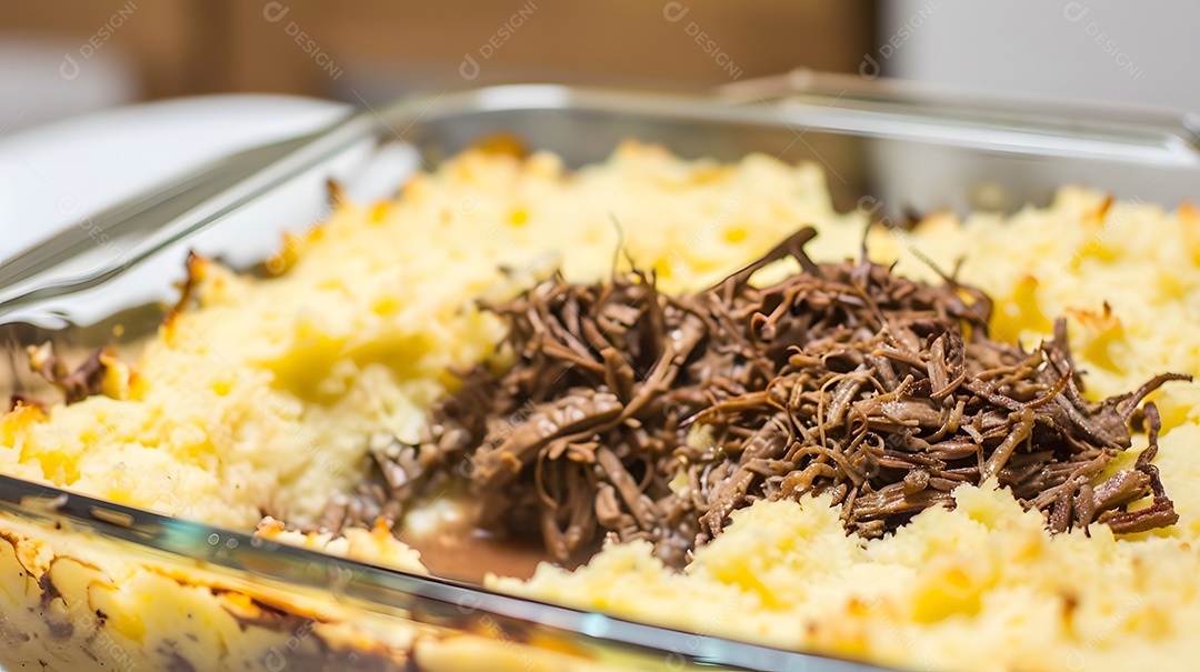 Escondidinho de carne caçarola assada feita com purê de mandioca e carne desfiada