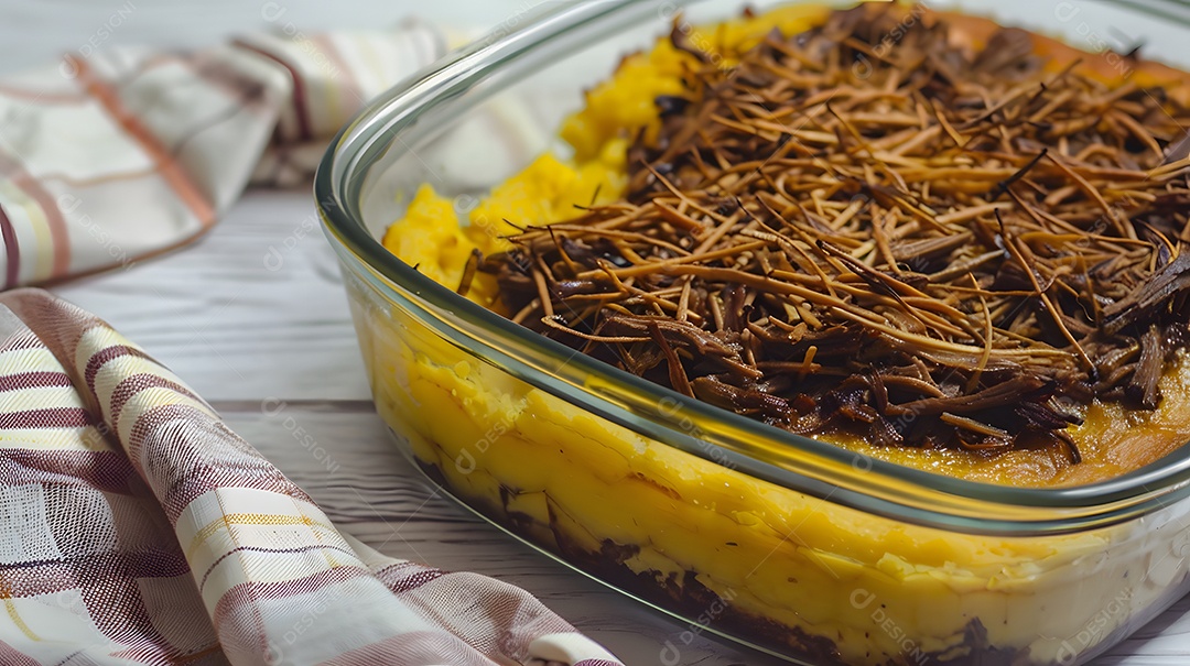 Escondidinho de carne caçarola assada feita com purê de mandioca e carne desfiada