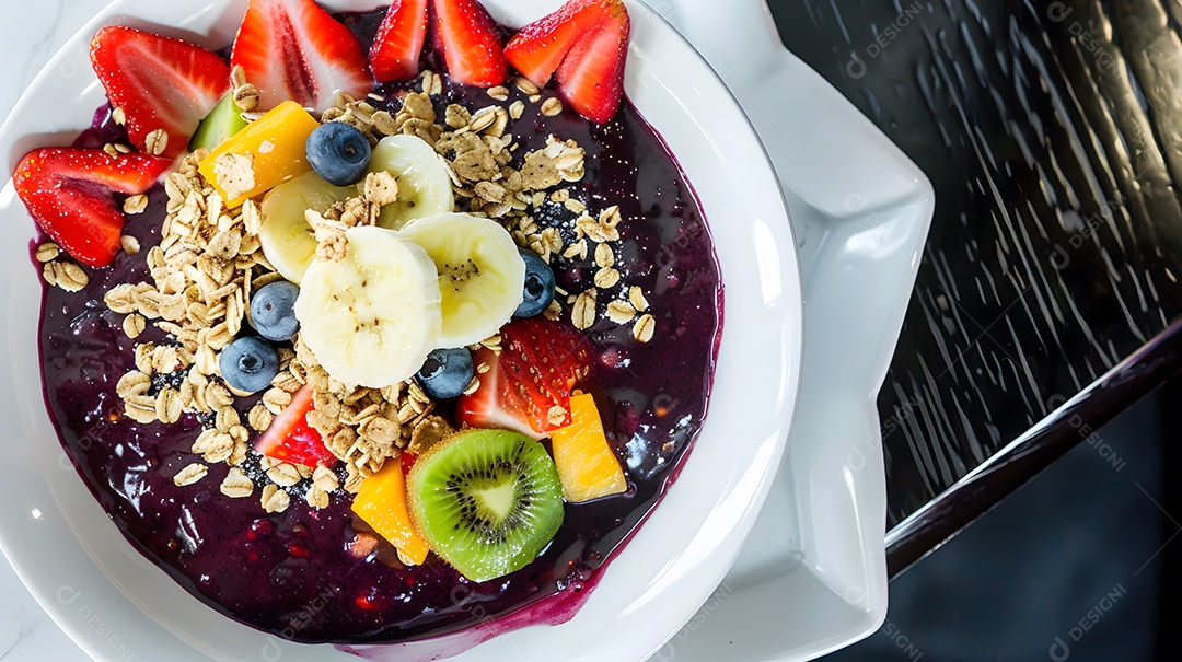Tigela de açaí coberta com frutas frescas e granola