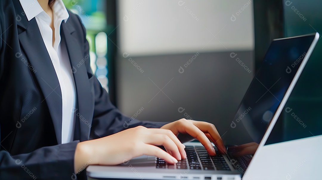 Uma profissional asiática em traje de negócios demonstra sua dedicação ao trabalho