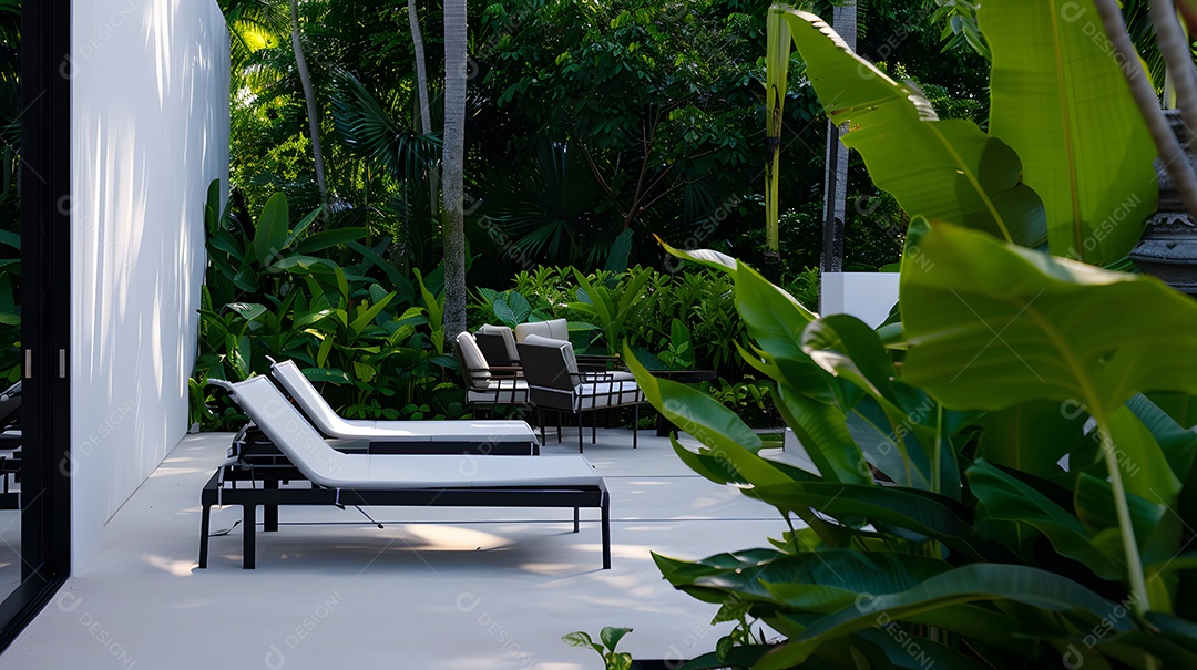 Um pátio exterior tranquilo com mobiliário minimalista e vegetação exuberante