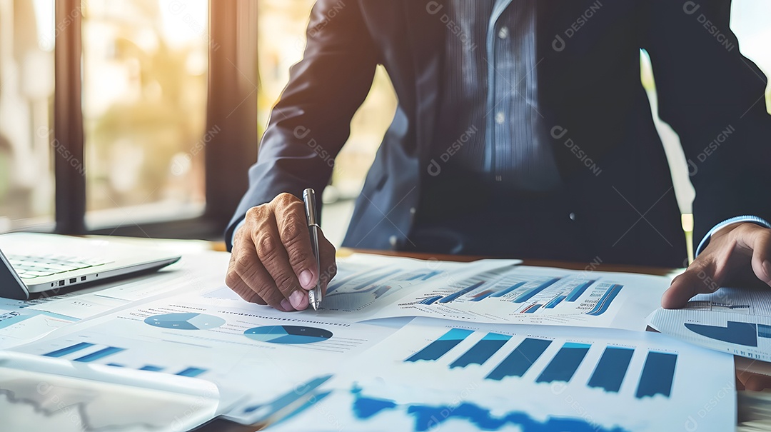 Um empresário analisando gráficos financeiros
