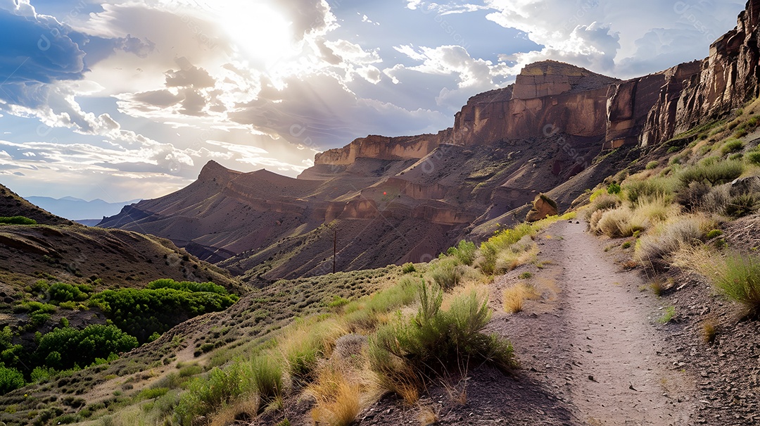 Uma trilha pitoresca para caminhadas que serpenteia por uma paisagem montanhosa