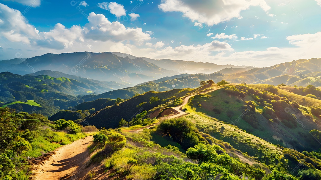 Uma trilha pitoresca para caminhadas que serpenteia por uma paisagem montanhosa