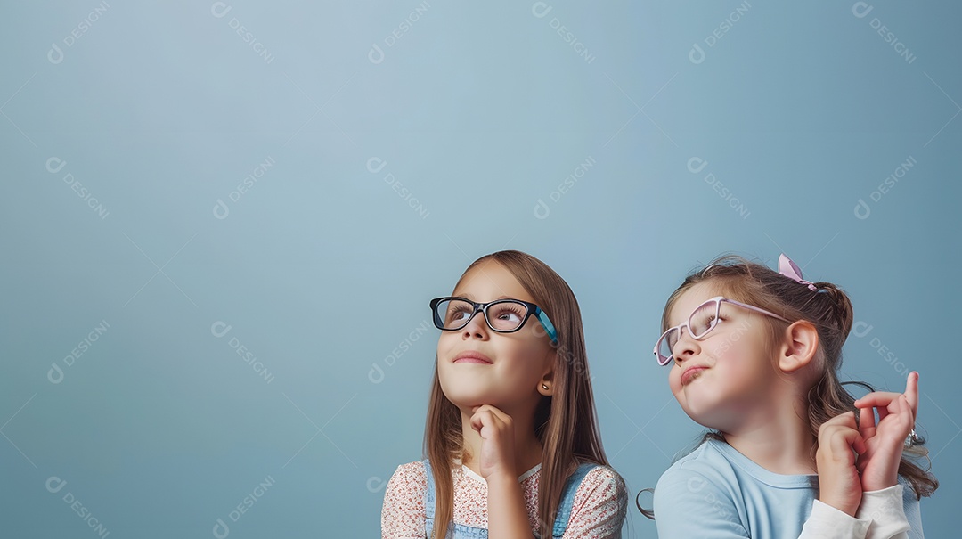 Duas garotinha loira de óculos sobre fundo azul claro