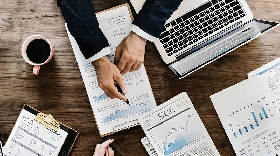 Um consultor de negócios analisando tendências de mercado