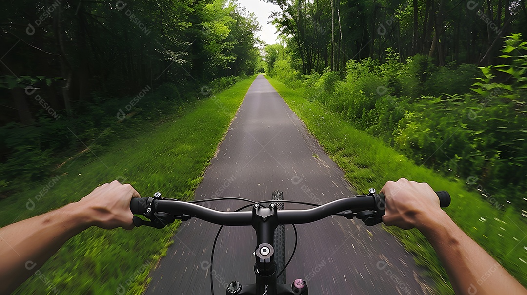 Ciclista andando por uma trilha de floresta verdejante