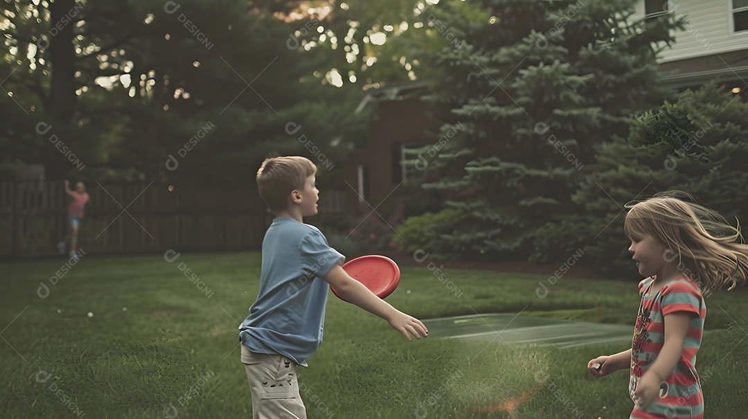 Crianças jogando frisbee em jardim gramado ao fim de tarde