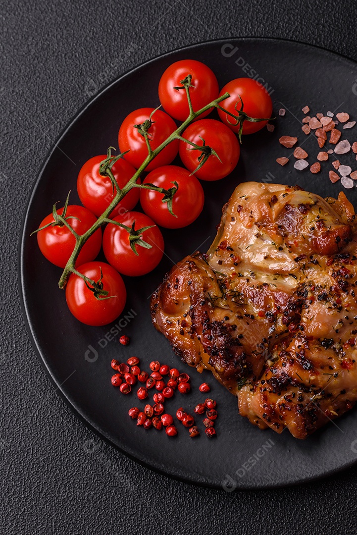 Deliciosas metades de batata com casca assadas na grelha com sal, especiarias e ervas