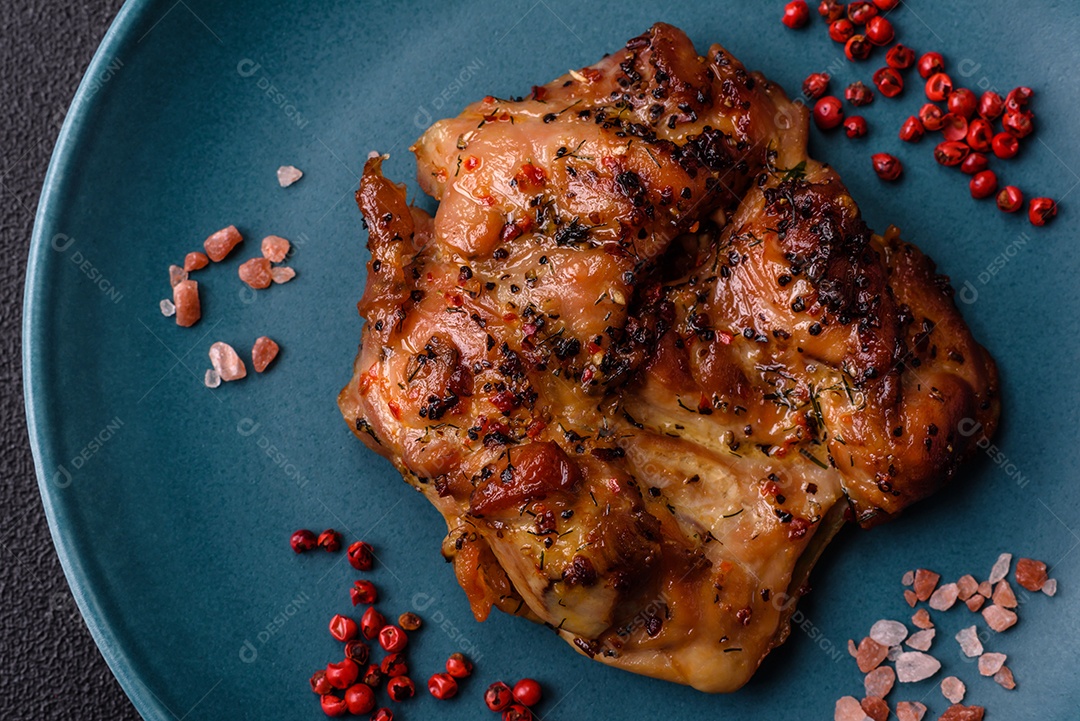 Deliciosas metades de batata com casca assadas na grelha com sal, especiarias e ervas