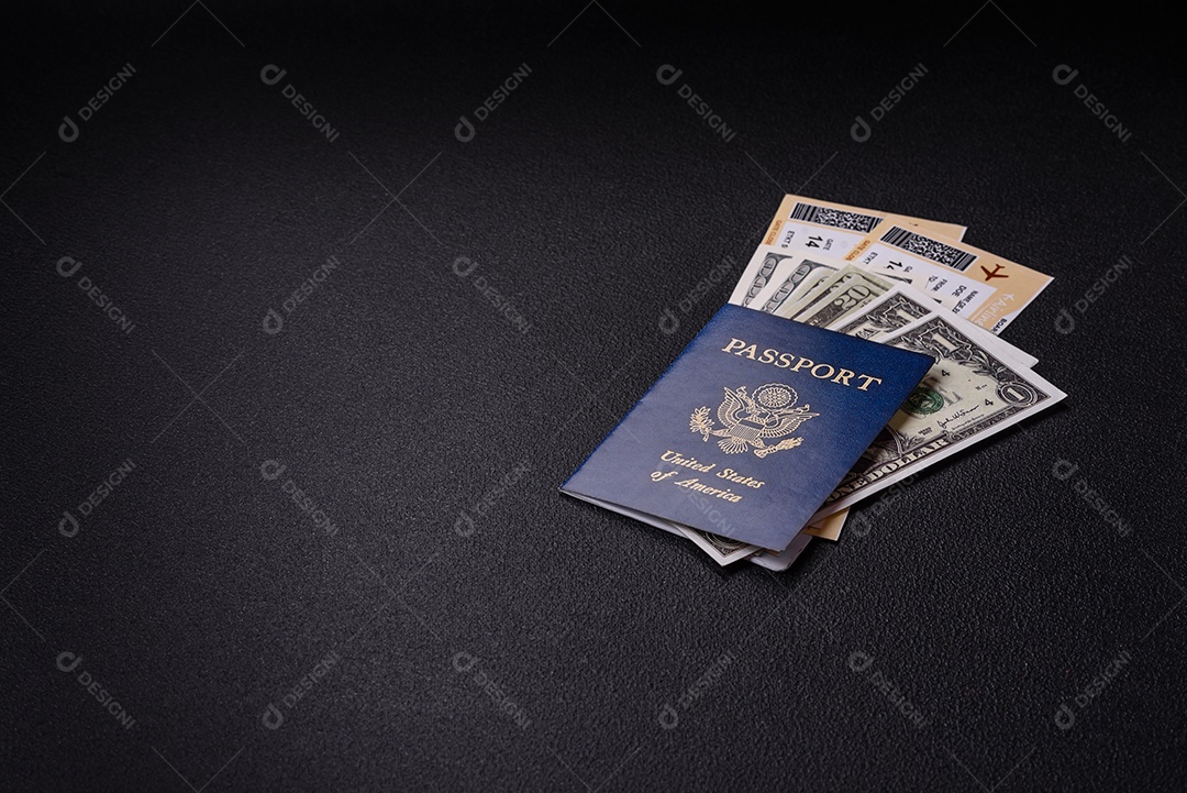 Passaporte dos Estados Unidos da América, passagens aéreas e dinheiro em um fundo escuro de concreto. Antecedentes conceituais sobre o tema turismo e viagens