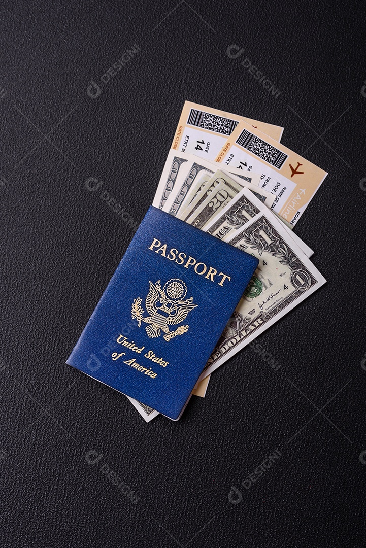 Passaporte dos Estados Unidos da América, passagens aéreas e dinheiro em um fundo escuro de concreto. Antecedentes conceituais sobre o tema turismo e viagens