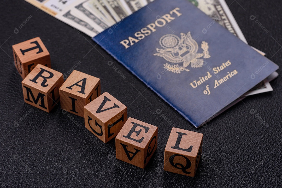 Passaporte dos Estados Unidos da América, passagens aéreas e dinheiro em um fundo escuro de concreto. Antecedentes conceituais sobre o tema turismo e viagens