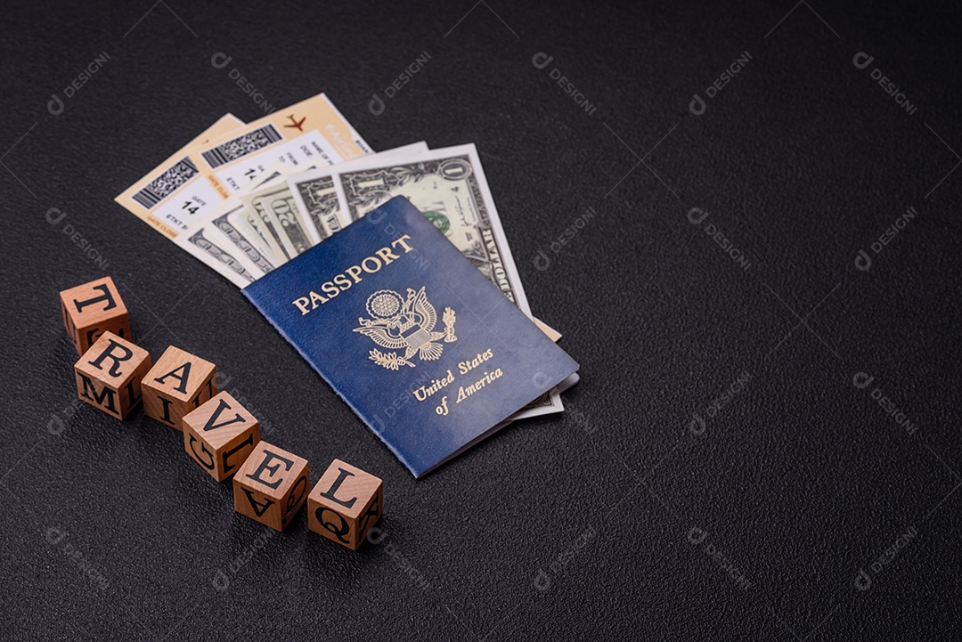 Passaporte dos Estados Unidos da América, passagens aéreas e dinheiro em um fundo escuro de concreto. Antecedentes conceituais sobre o tema turismo e viagens