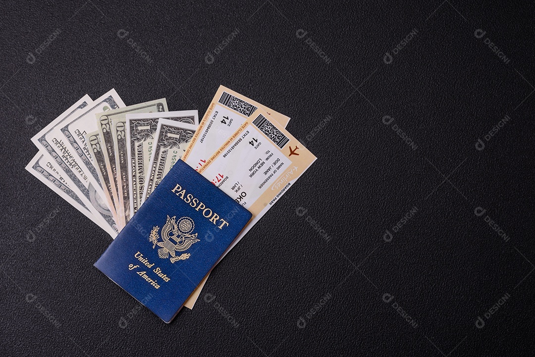 Passaporte dos Estados Unidos da América, passagens aéreas e dinheiro em um fundo escuro de concreto. Antecedentes conceituais sobre o tema turismo e viagens