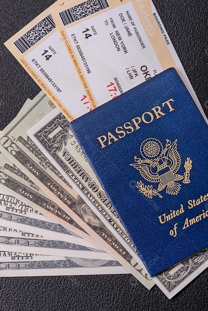 Passaporte dos Estados Unidos da América, passagens aéreas e dinheiro em um fundo escuro de concreto. Antecedentes conceituais sobre o tema turismo e viagens