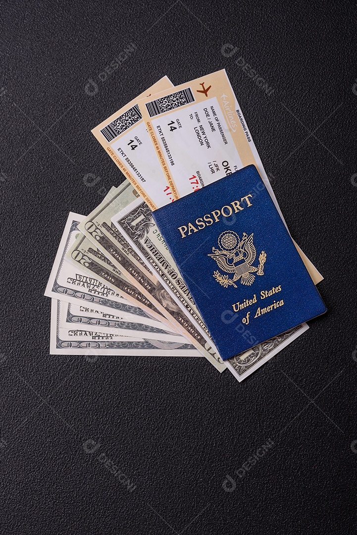 Passaporte dos Estados Unidos da América, passagens aéreas e dinheiro em um fundo escuro de concreto. Antecedentes conceituais sobre o tema turismo e viagens