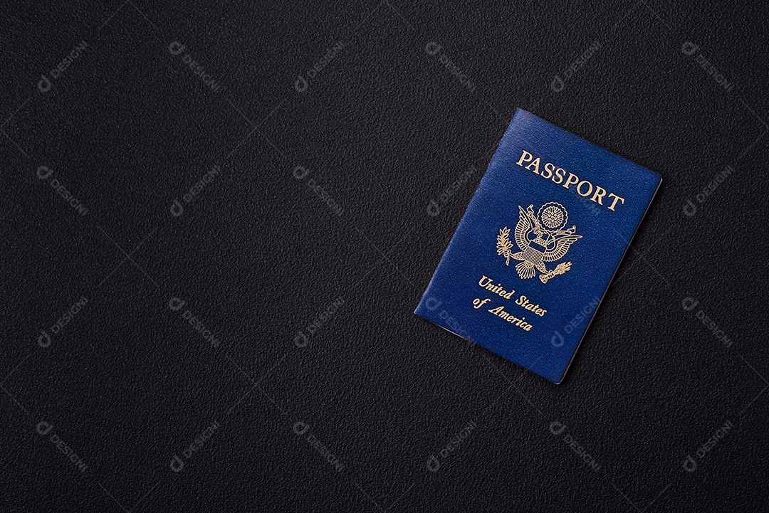 Passaporte dos Estados Unidos da América, passagens aéreas e dinheiro em um fundo escuro de concreto. Antecedentes conceituais sobre o tema turismo e viagens