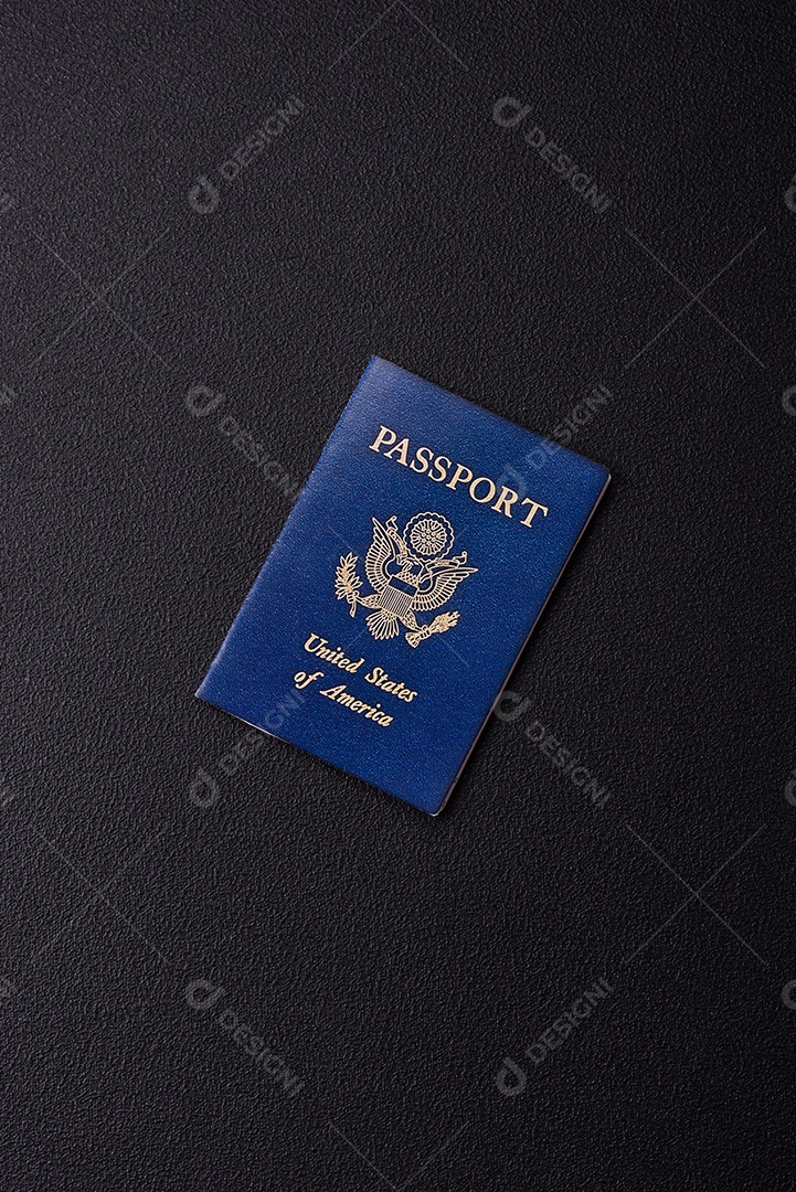 Passaporte dos Estados Unidos da América, passagens aéreas e dinheiro em um fundo escuro de concreto. Antecedentes conceituais sobre o tema turismo e viagens