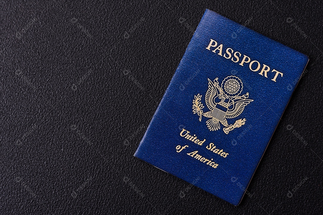 Passaporte dos Estados Unidos da América, passagens aéreas e dinheiro em um fundo escuro de concreto. Antecedentes conceituais sobre o tema turismo e viagens