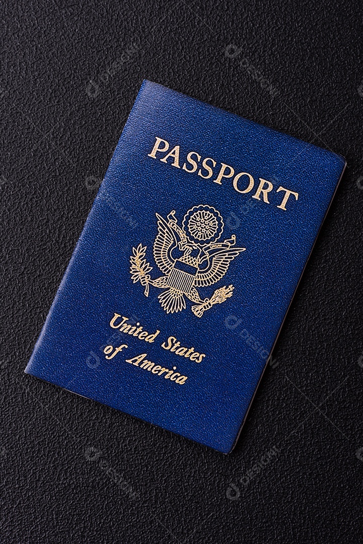 Passaporte dos Estados Unidos da América, passagens aéreas e dinheiro em um fundo escuro de concreto. Antecedentes conceituais sobre o tema turismo e viagens