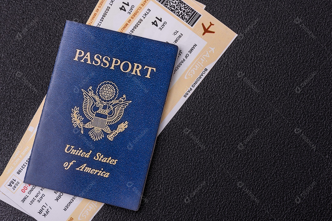 Passaporte dos Estados Unidos da América, passagens aéreas e dinheiro em um fundo escuro de concreto. Antecedentes conceituais sobre o tema turismo e viagens