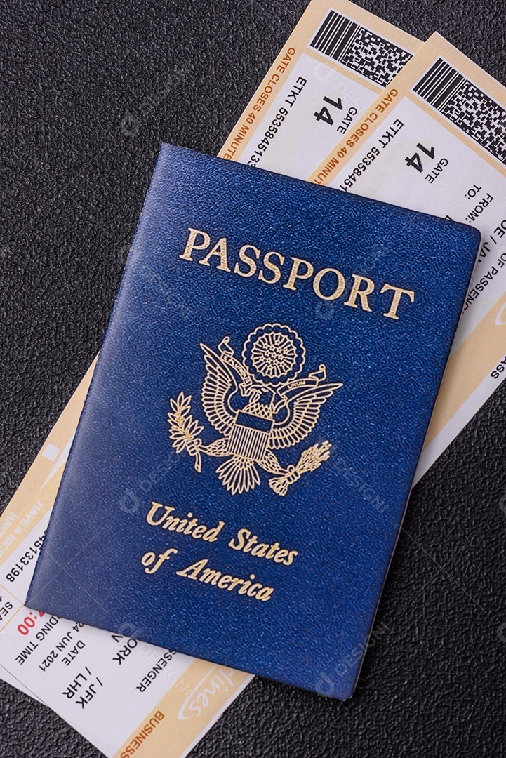 Passaporte dos Estados Unidos da América, passagens aéreas e dinheiro em um fundo escuro de concreto. Antecedentes conceituais sobre o tema turismo e viagens