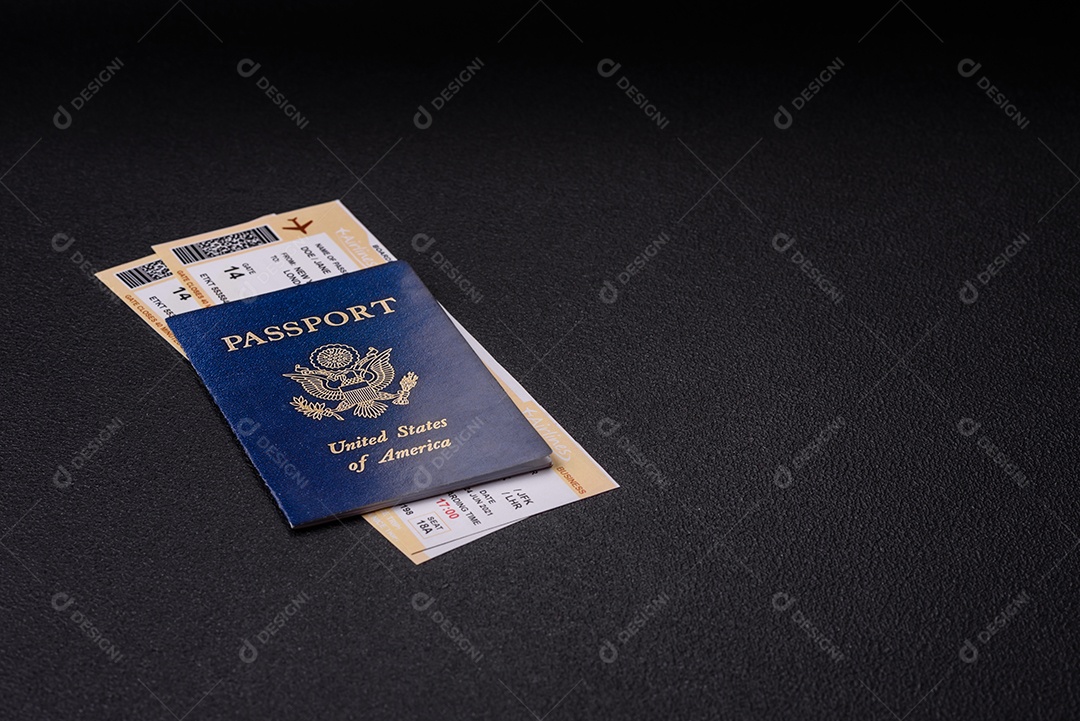 Passaporte dos Estados Unidos da América, passagens aéreas e dinheiro em um fundo escuro de concreto. Antecedentes conceituais sobre o tema turismo e viagens