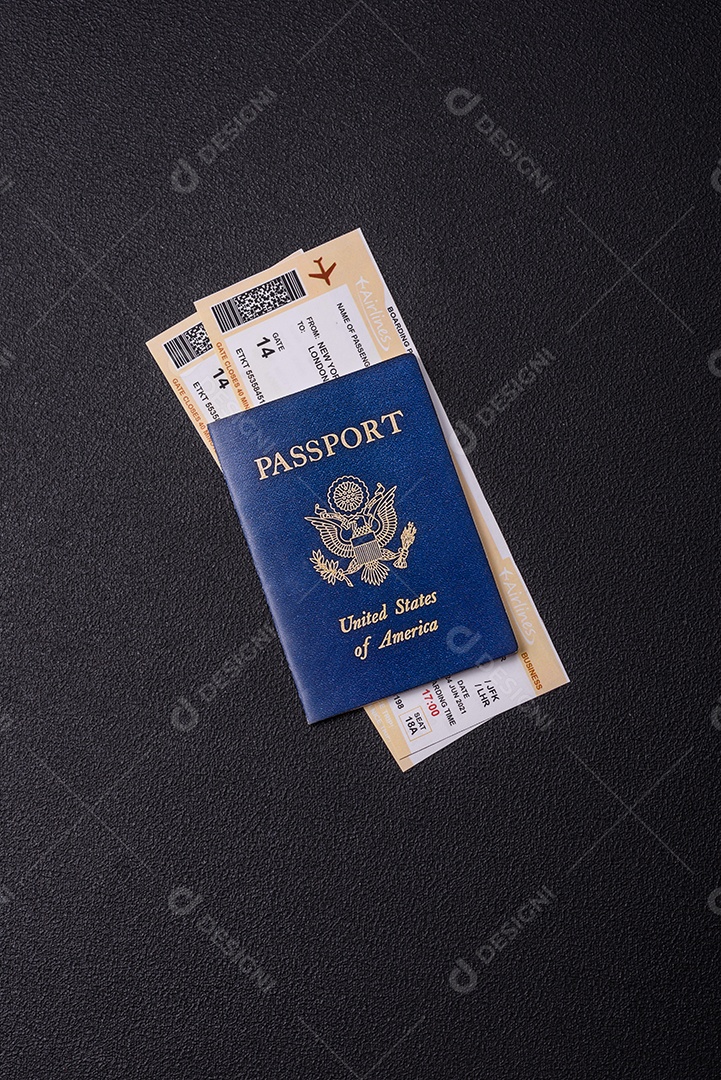 Passaporte da República da França, passagens aéreas e dinheiro sobre um fundo escuro de concreto. Antecedentes conceituais sobre o tema turismo e viagens