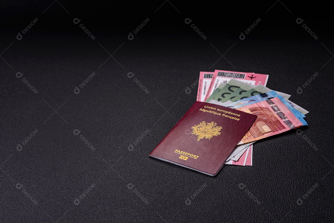 Passaporte da República da França, passagens aéreas e dinheiro sobre um fundo escuro de concreto. Antecedentes conceituais sobre o tema turismo e viagens