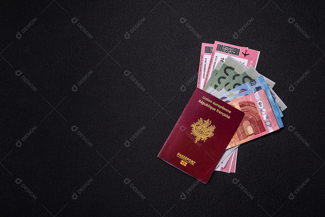 Passaporte da República da França, passagens aéreas e dinheiro sobre um fundo escuro de concreto. Antecedentes conceituais sobre o tema turismo e viagens
