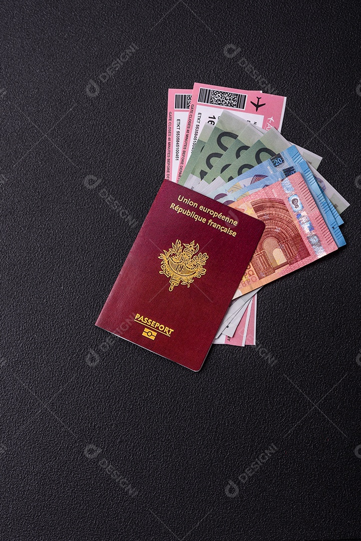 Passaporte da República da França, passagens aéreas e dinheiro sobre um fundo escuro de concreto. Antecedentes conceituais sobre o tema turismo e viagens