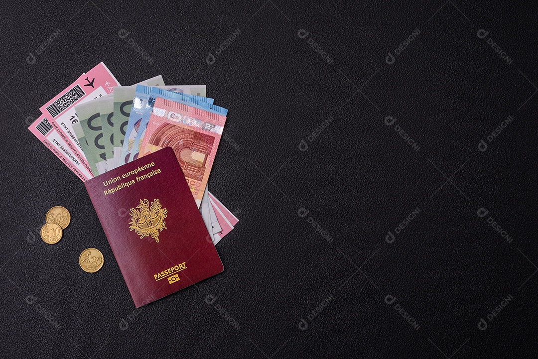 Passaporte da República da França, passagens aéreas e dinheiro sobre um fundo escuro de concreto. Antecedentes conceituais sobre o tema turismo e viagens