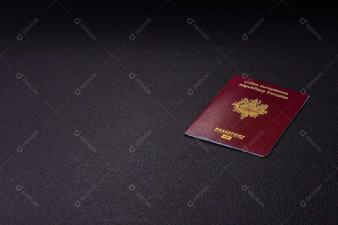 Passaporte da República da França, passagens aéreas e dinheiro sobre um fundo escuro de concreto. Antecedentes conceituais sobre o tema turismo e viagens