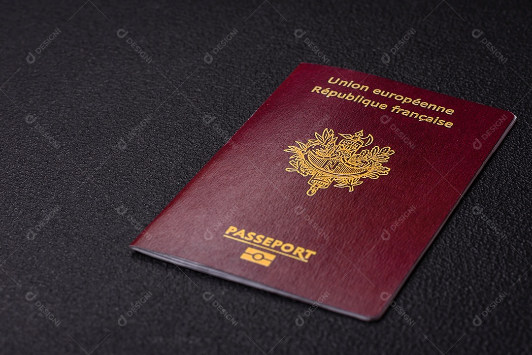 Passaporte da República da França, passagens aéreas e dinheiro sobre um fundo escuro de concreto. Antecedentes conceituais sobre o tema turismo e viagens