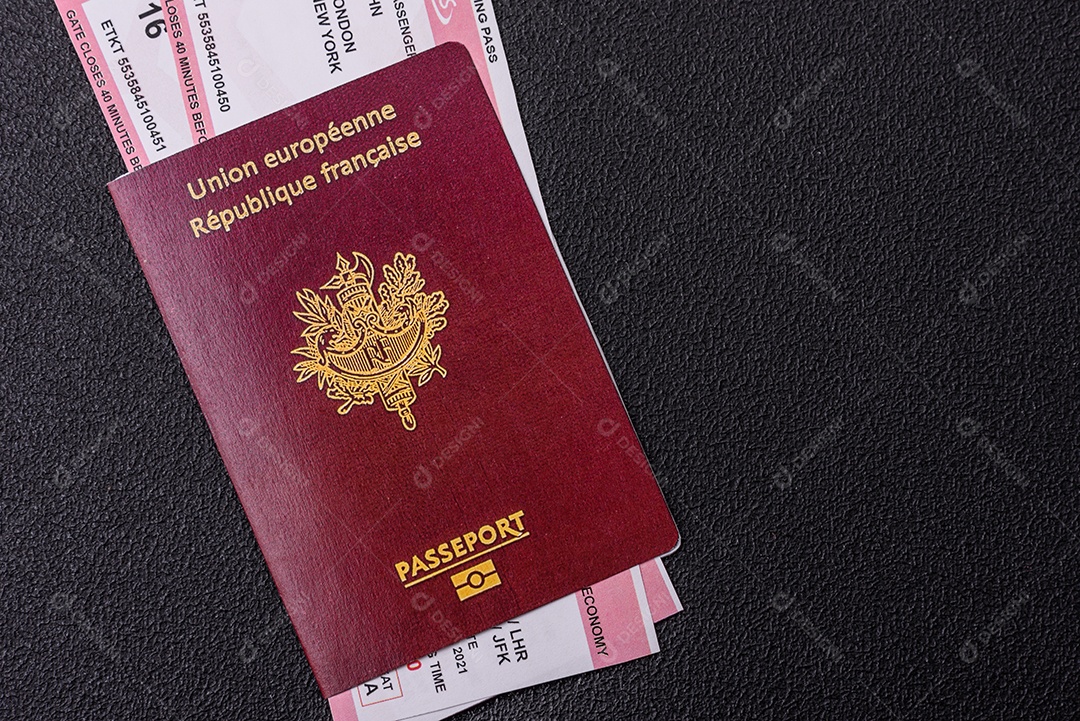 Passaporte ucraniano biométrico, passagens aéreas e dinheiro em um fundo escuro de concreto. Antecedentes conceituais sobre o tema turismo e viagens