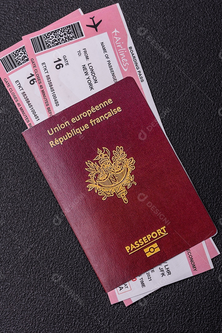 Passaporte ucraniano biométrico, passagens aéreas e dinheiro em um fundo escuro de concreto. Antecedentes conceituais sobre o tema turismo e viagens