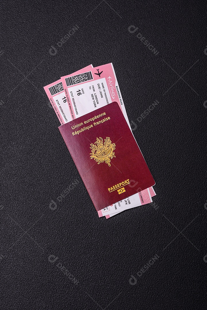 Passaporte ucraniano biométrico, passagens aéreas e dinheiro em um fundo escuro de concreto. Antecedentes conceituais sobre o tema turismo e viagens