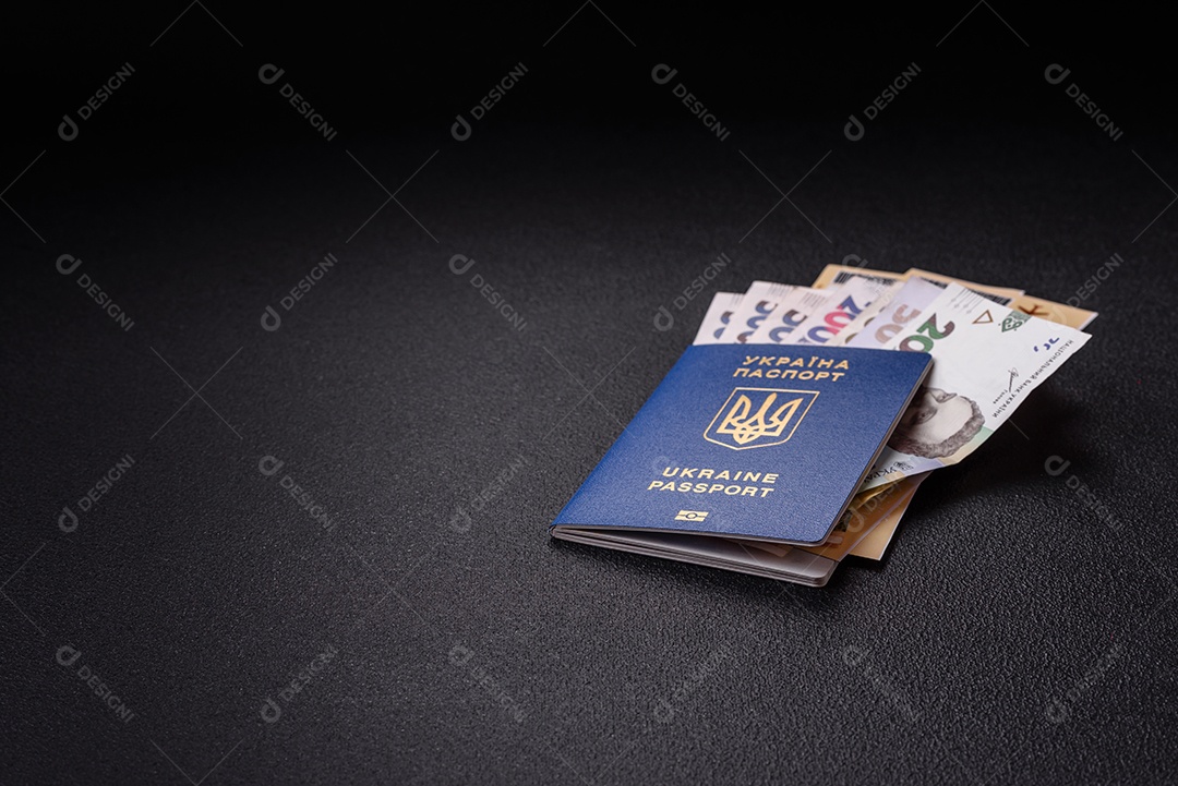 Passaporte ucraniano biométrico, passagens aéreas e dinheiro em um fundo escuro de concreto. Antecedentes conceituais sobre o tema turismo e viagens